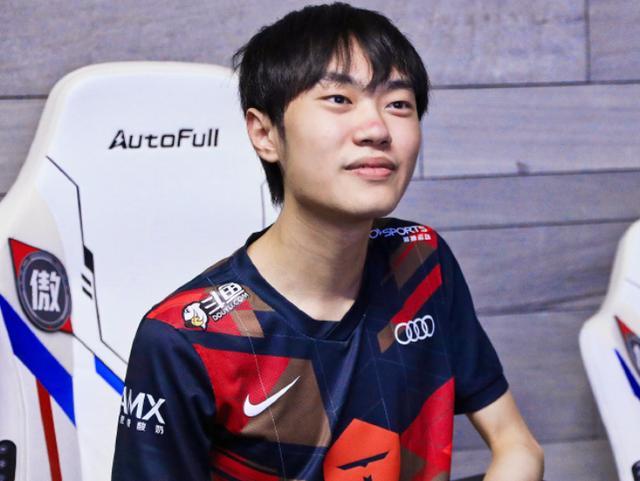 他在初出茅 他在初出茅